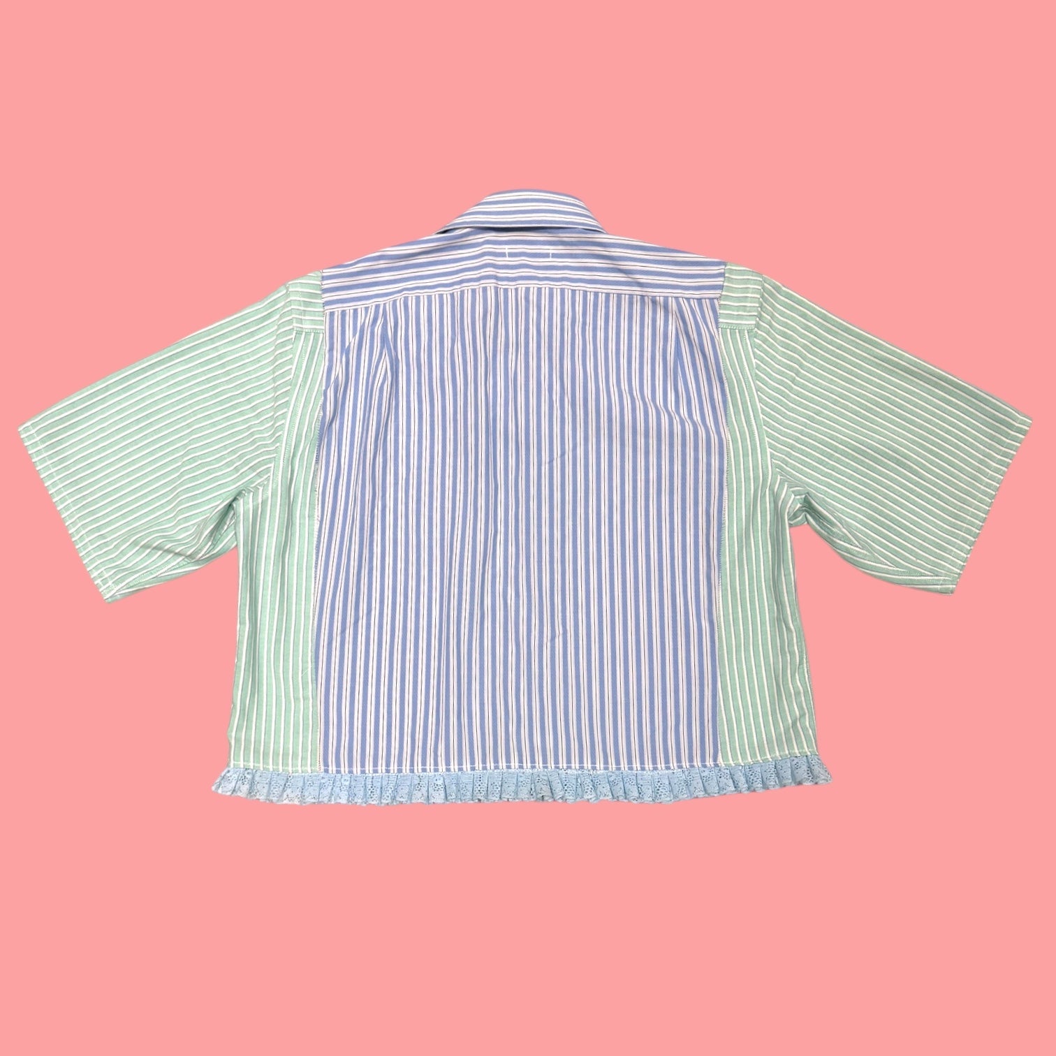 Shortsleeve button-up with blue trimming